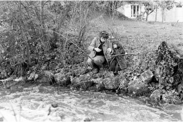 Jean-Jacques Annaud pêche avec sa fille Mathilde dans le cours d&#039;eau de son Moulin de Chevry-sous-le-Bignon, dans le Loiret, en avril 1977.