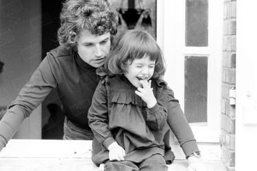 Jean-Jacques Annaud avec sa fille Mathilde, dans son Moulin de Chevry-sous-le-Bignon, dans le Loiret, en avril 1977.