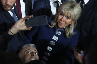 Comme son époux, Brigitte Macron se prête volontiers aux selfies. 