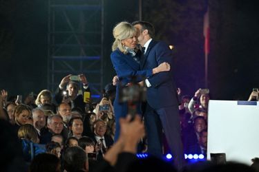 Emmanuel et Brigitte Macron célèbrent la victoire sous les yeux de leurs proches et de personnalités politiques. Ici au premier rang, François Patriat, Manuel Valls, Edouard Philippe, François Bayrou....