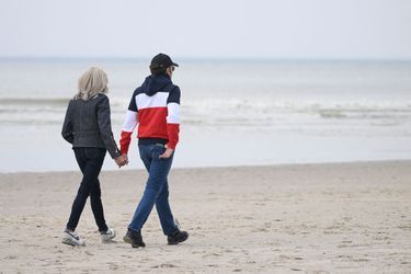 Emmanuel et Brigitte Macron sur la plage au Touquet, samedi 23 avril. 