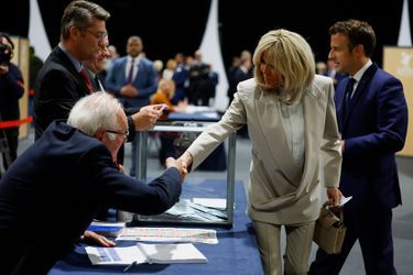 Emmanuel et Brigitte Macron votent au Touquet, où ils ont une maison. 