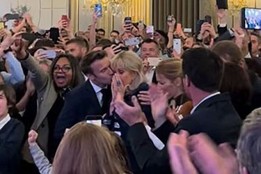 Il est 20 heures, Emmanuel Macron est réelu président. Emotion et euphorie à l&#039;Elysée à l&#039;annonce des résultats. 