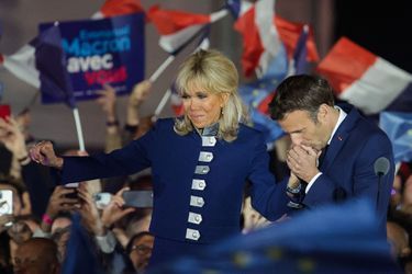 Emmanuel et Brigitte Macron, complices sur la scène du Champ-de-Mars. 