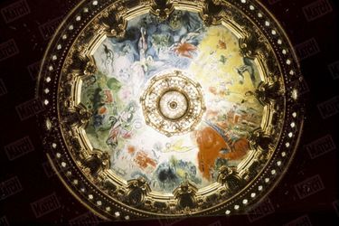 Le plafond de Chagall est constitué de douze panneaux assemblés autour d’un panneau circulaire central de toile et montés sur une armature de plastique. Le peintre a choisi d’illustrer quatorze opéras ou ballets majeurs.