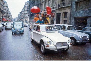Fidèle à son titre « J’aime les filles », Jacques Dutronc sillonne avec trois d’entre elles les rues de Paris à bord d’une Dyane Citroën décapotable pour le Salon de l’auto 1967.