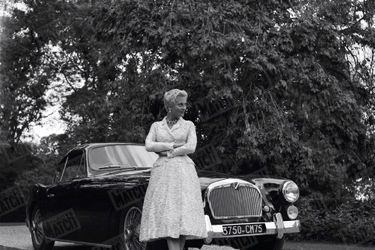 Michèle Morgan met en valeur la Talbot Grand Sport lors du 41e Salon de l’automobile en 1954. La voiture, qui peut rouler jusqu’à 190 km/h, coûte 2775000 francs.