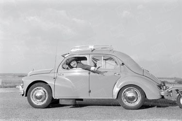 Fernand Raynaud au volant d’une Renault 4CV en octobre 1956.