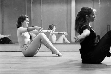« Quatre fois par semaine, Véronique Jannot va au cours de danse travailler la souplesse et le contrôle de son corps. Ex-joueuse de handball, elle refuse, même à Paris, de perdre la forme. » - Paris Match n°1593, 7 décembre 1979