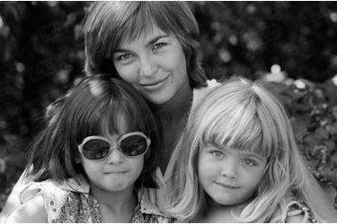 « L&#039;une des distractions préférées de Véronique Jannot en vacances : elle joue avec Loan et Estelle, ses deux filleules. Elle aimerait plus tard avoir cinq ou six enfants. » - Paris Match n°1586, 19 octobre 1979