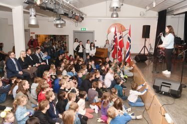 La princesse Mette-Marit et le prince Haakon de Norvège ont débuté leur deuxième journée au Svalbard, le 21 avril 2022, en visitant une maternelle puis une école de Longyearbyen allant du primaire au lycée  