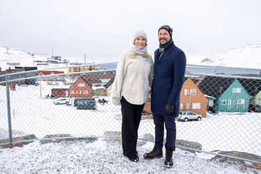 La princesse Mette-Marit et le prince Haakon de Norvège lors de leur première journée au Svalbard, le 20 avril 2022. Outre la visite de la bibliothèque, ils ont discuté avec des représentants d&#039;associations, évoqué les risques accrus d&#039;avalanche du fait du changement climatique, rencontré des jeunes et dîné chez le gouverneur   