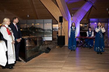 La princesse Mette-Marit, vêtue d&#039;un bunad traditionnel, et le prince Haakon de Norvège ont offert une réception à environ 60 personnes au Musée du Svalbard, le 21 avril 2022  