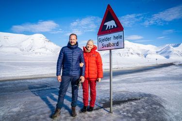 La princesse Mette-Marit et le prince Haakon de Norvège lors de leur deuxième journée de visite au Svalbard, le 21 avril 2022  