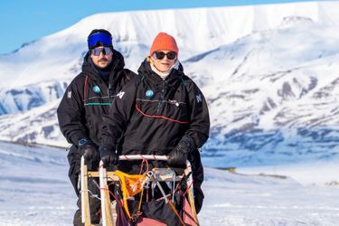 La princesse Mette-Marit et le prince Haakon de Norvège en balade en traîneau à chiens à Bolterdalen, le 21 avril 2022. Une façon de mettre l&#039;accent sur le tourisme et les activités nature au Svalbard