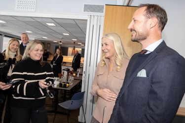 La princesse Mette-Marit et le prince Haakon de Norvège, le 22 avril 2022, dans la station satellite du Svalbard qui joue un rôle clé dans les recherches sur le changement climatique