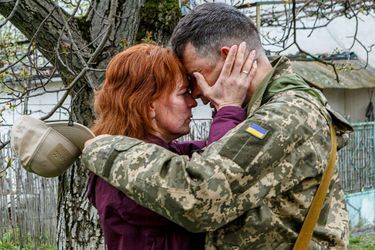 Une femme dit au revoir à son mari militaire avant qu'il ne parte en première ligne, à Uzhhorod, en Ukraine, le 26 avril 2022.