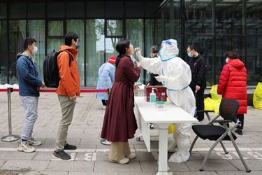 Une personne se fait tester à Pékin, le 27 avril.