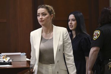 Amber Heard arrive au tribunal de Fairfax, pour son procès contre son ex-mari Johnny Depp, le 26 avril 2022. 