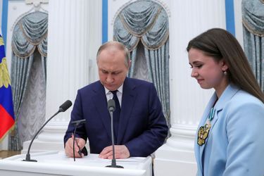 Vladimir Poutine et Kamila Valieva mardi au Kremlin.
