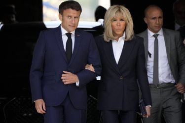Emmanuel et Brigitte Macron à l&#039;hommage national rendu à Michel Bouquet aux Invalides, le 27 avril 2022.