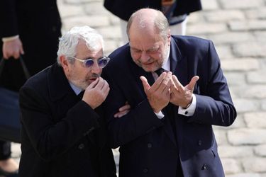 Michel Boujenah et Eric Dupond-Moretti à l'hommage national rendu à Michel Bouquet aux Invalides, le 27 avril 2022.