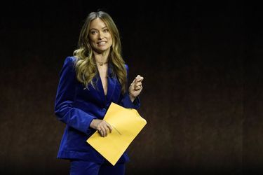 Olivia Wilde reçoit des papiers d'huissier personnels en plein CinemaCon à Las Vegas, le 26 avril 2022. 