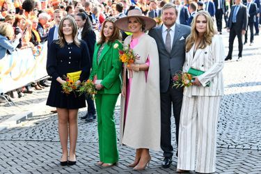 La reine Maxima et le roi Willem-Alexander des Pays-Bas avec leurs filles à Maastricht lors du Koningsdag, le 27 avril 2022