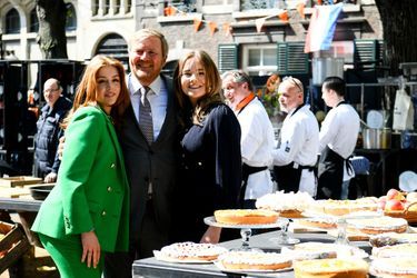 Le roi Willem-Alexander des Pays-Bas avec les princesses Alexia et Ariane à Maastricht, le 27 avril 2022