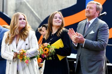 Le roi Willem-Alexander des Pays-Bas avec les princesses Catharina-Amalia et Ariane à Maastricht, le 27 avril 2022