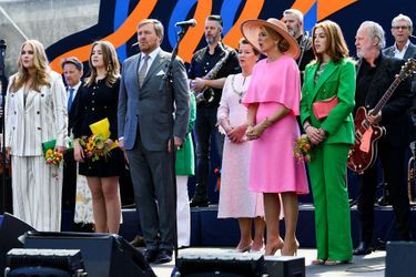 Le roi Willem-Alexander des Pays-Bas entouré de la reine Maxima et de leurs filles à Maastricht, le 27 avril 2022