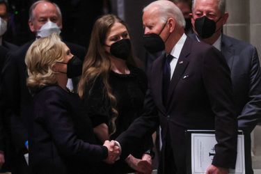 Hillary Clinton et Joe Biden aux funérailles de Madeleine Albright, à Washington, le 27 avril 2022.