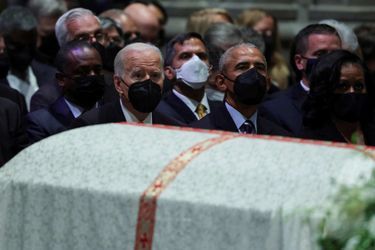Joe Biden et Barack Obama aux funérailles de Madeleine Albright, à Washington, le 27 avril 2022.