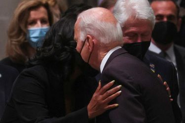 Michelle Obama et Joe Biden aux funérailles de Madeleine Albright, à Washington, le 27 avril 2022.