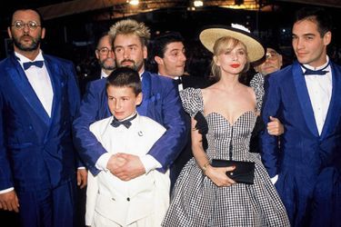 Rosanna Arquette en robe vichy et chapeau de paille, avec Jean Reno, Luc Besson et Jean-Marc Barr, au Festival de Cannes en 1988 pour présenter le film &quot;Le Grand Bleu&quot;.