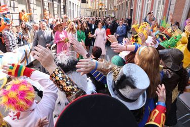 La reine Maxima et le roi Willem-Alexander des Pays-Bas avec leurs filles à Maastricht lors du Koningsdag, le 27 avril 2022