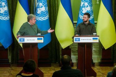 Le secrétaire général des Nations unies Antonio Guterres et le président ukrainien Volodymyr Zelensky ont donné une conférence de presse à Kiev, le 28 avril 2022.