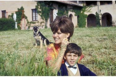 «C&#039;est une photo comme celle-ci que Claudia souhaitait pouvoir montrer à tous ses amis : Patrick, son fils -surnommé &quot;Pit&quot;- souriant, avec elle dans &quot;leur&quot; maison.» - Paris Match n°942, 29 avril 1967