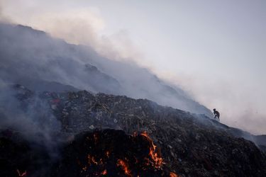 Bhalaswa, l'immense décharge de New Delhi, est en feu. Des familles gagnent leur vie en fouillant cette montagne de 60 mètres de haut, espérant trouver des objets à vendre pour des revenus dérisoires.