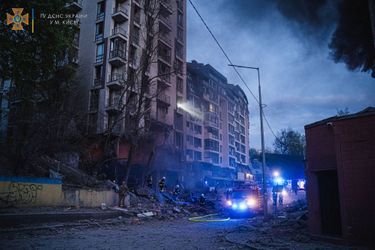 Les secours travaillent sur le site d&#039;un immeuble résidentiel endommagé par une frappe de missile, à Kiev, en Ukraine, dans cette photo publiée le 29 avril 2022.