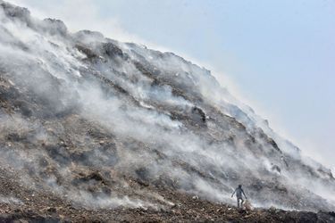 Bhalaswa, l&#039;immense décharge de New Delhi, est en feu. Des familles gagnent leur vie en fouillant cette montagne de 60 mètres de haut, espérant trouver des objets à vendre pour des revenus dérisoires.