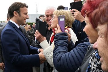  Emmanuel Macron vendredi lors d&#039;un bain de foule à Barbazan-Debat (Hautes-Pyrénées). 