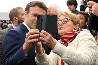 Emmanuel Macron vendredi lors d&#039;un bain de foule à Barbazan-Debat (Hautes-Pyrénées). 