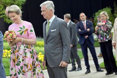 La reine Mathilde, dans une robe Oscar de la Renta, et le roi des Belges Philippe à Gand, le 28 avril 2022