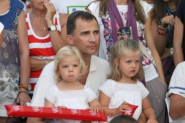 La princesse Sofia d'Espagne avec sa grande sœur la princesse Leonor et leur père le prince Felipe, le 4 août 2010