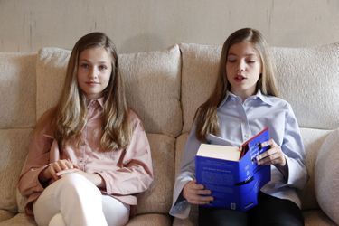 La princesse Sofia d'Espagne avec sa grande sœur la princesse Leonor, le 23 avril 2020, lors d'une lecture de Don Quichotte diffusée en vidéo pendant la pandémie