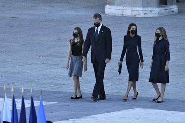 La princesse Sofia d'Espagne avec sa grande sœur la princesse Leonor et leurs parents, le 16 juillet 2020, lors d'un hommage aux victimes de la pandémie de Covid-19 et aux professionnels de première ligne