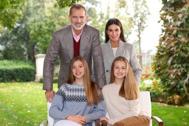 La princesse Sofia d'Espagne avec sa grande sœur la princesse Leonor et leurs parents, cliché de leur carte de Noël 2021, diffusée le 16 décembre 2021