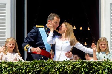 La princesse Sofia d'Espagne avec sa grande sœur la princesse Leonor et leurs parents, le jour de l'intronisation du roi Felipe VI, le 19 juin 2014