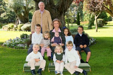 La princesse Sofia d'Espagne avec sa grande sœur, leurs grands-parents le roi Juan Carlos et la reine Sofia et leurs cousins et cousines paternelles. Photo diffusée le 14 décembre 2007